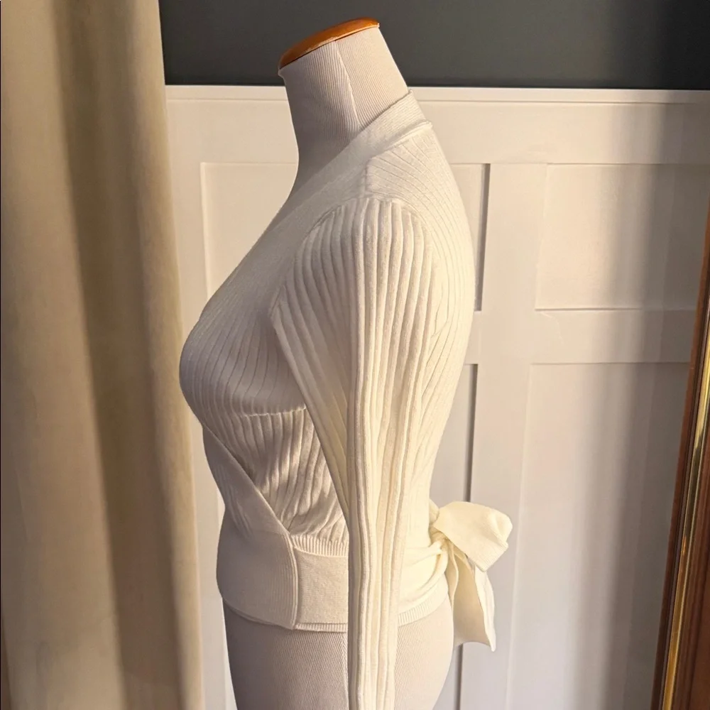 💕 Elegant White V-Neck Wrap Sweater - Picture 2 of 4